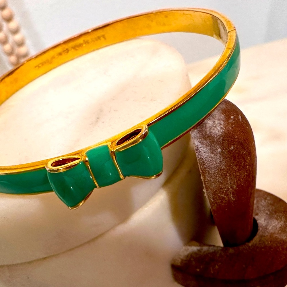 Kate Spade New York emerald green bracelet with bow. (bangle)